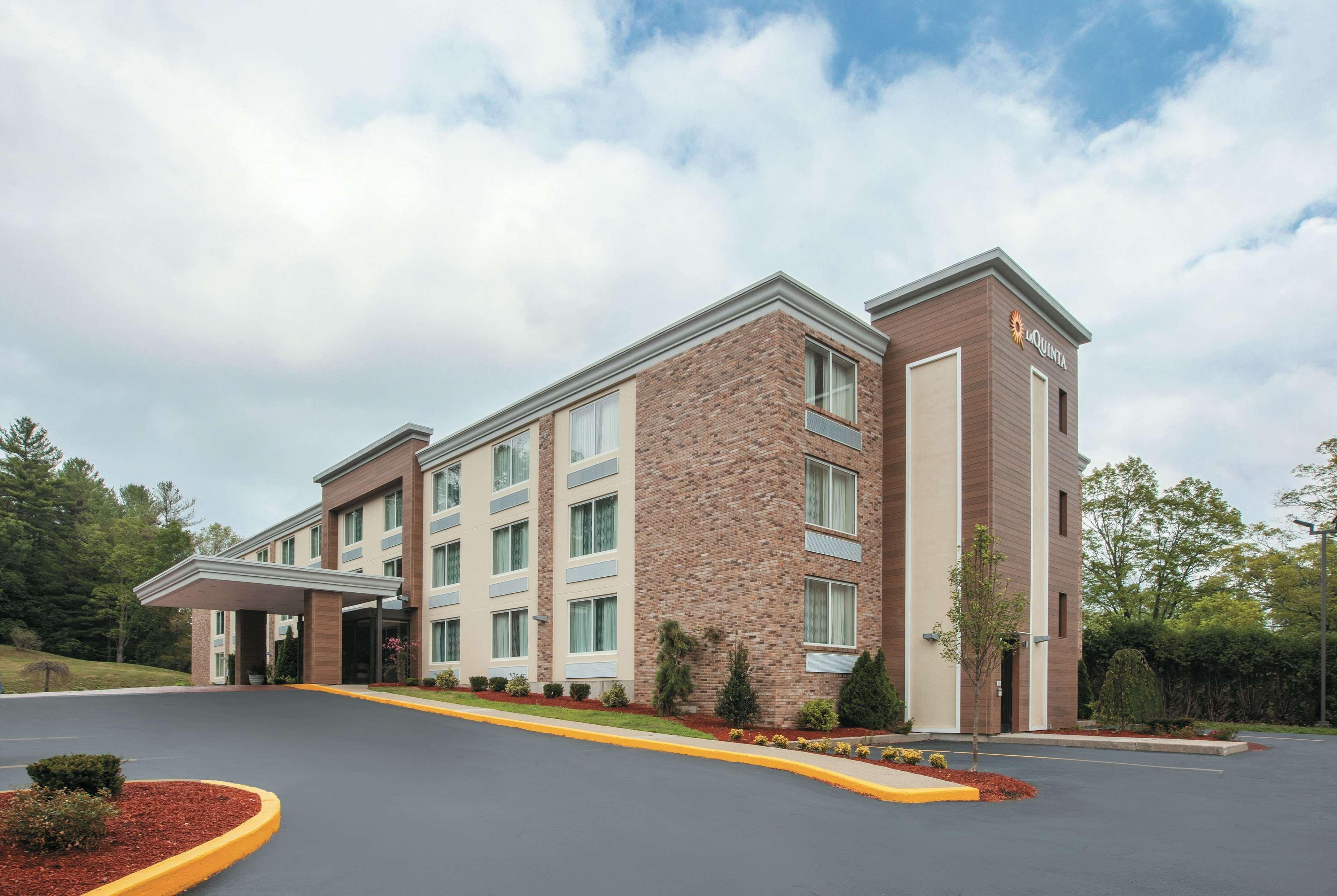 La Quinta By Wyndham Sturbridge Hotel Exterior photo