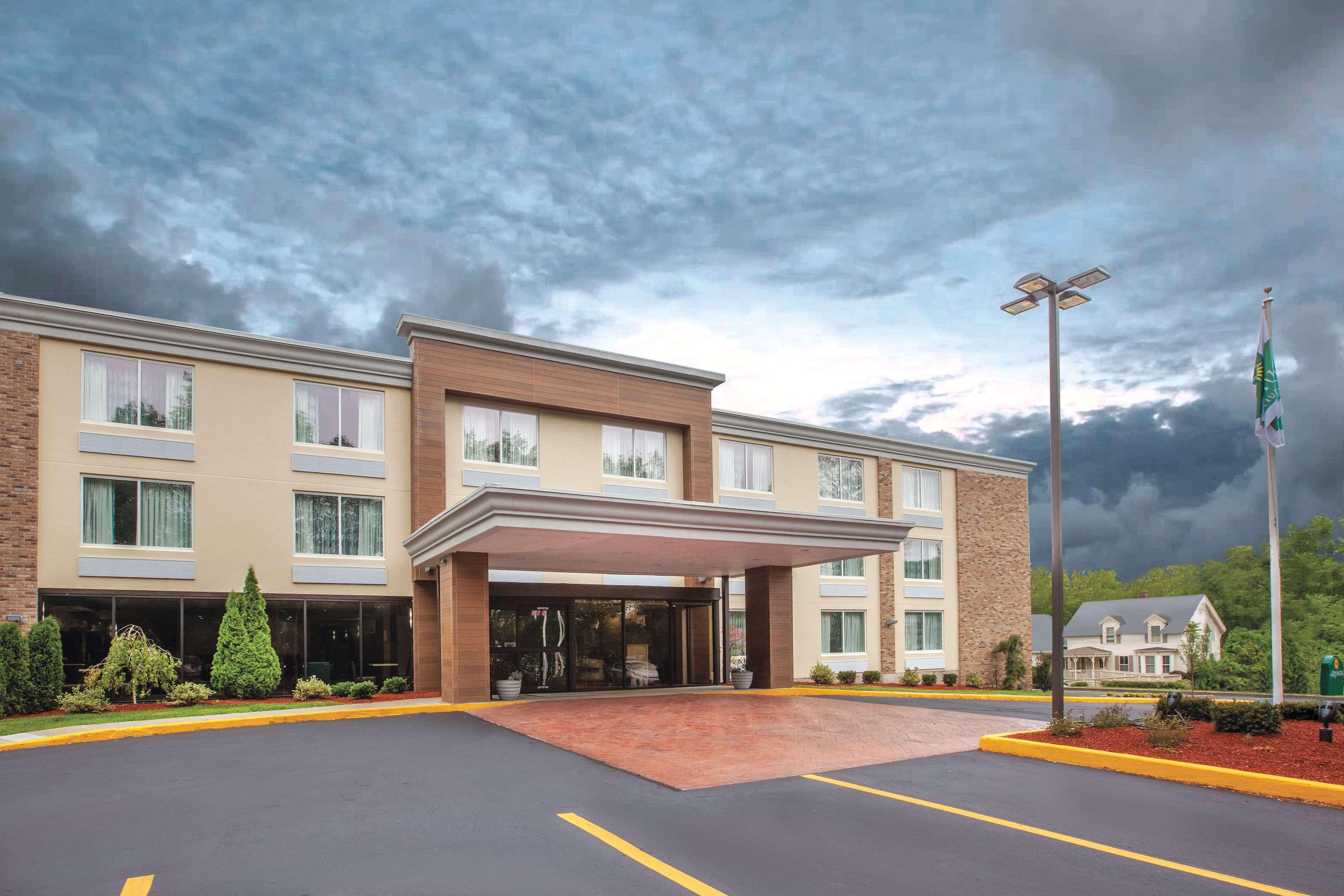 La Quinta By Wyndham Sturbridge Hotel Exterior photo