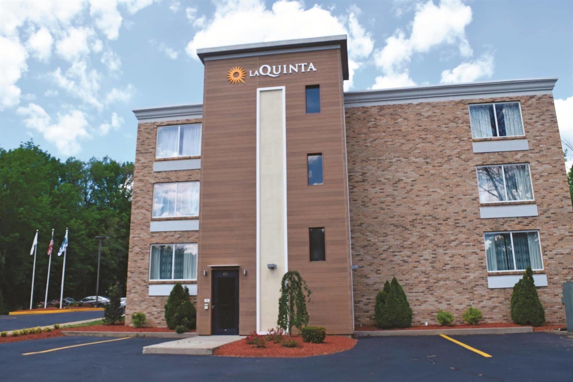 La Quinta By Wyndham Sturbridge Hotel Exterior photo