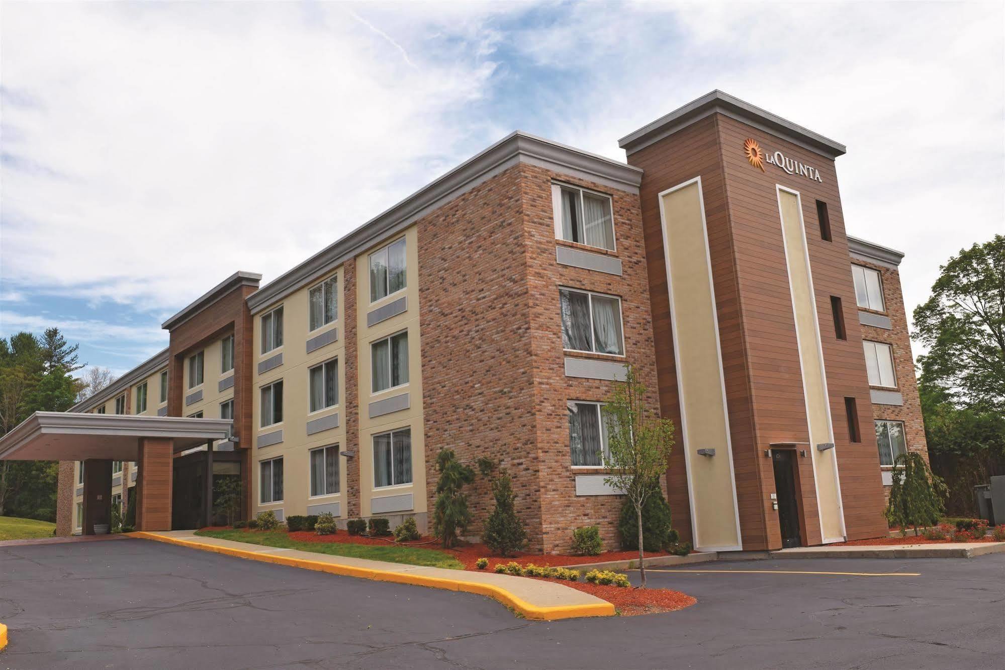 La Quinta By Wyndham Sturbridge Hotel Exterior photo